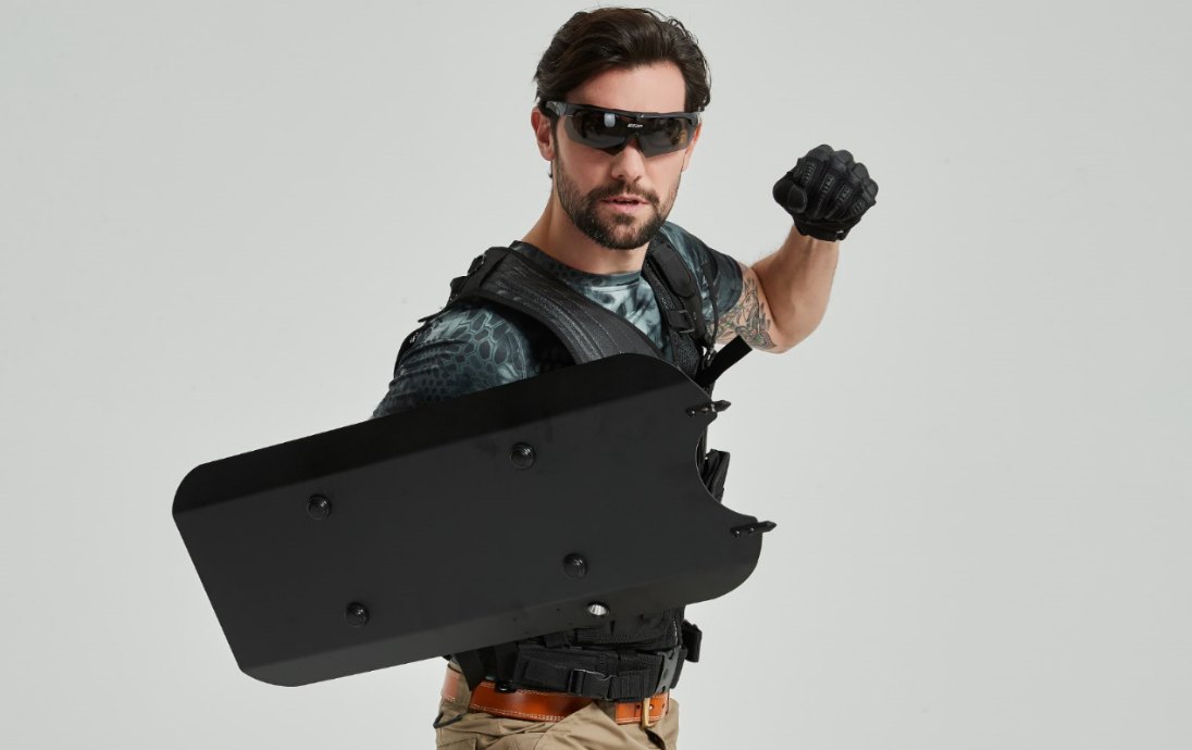 军迷朋友下场如何选择盾牌战术臂盾