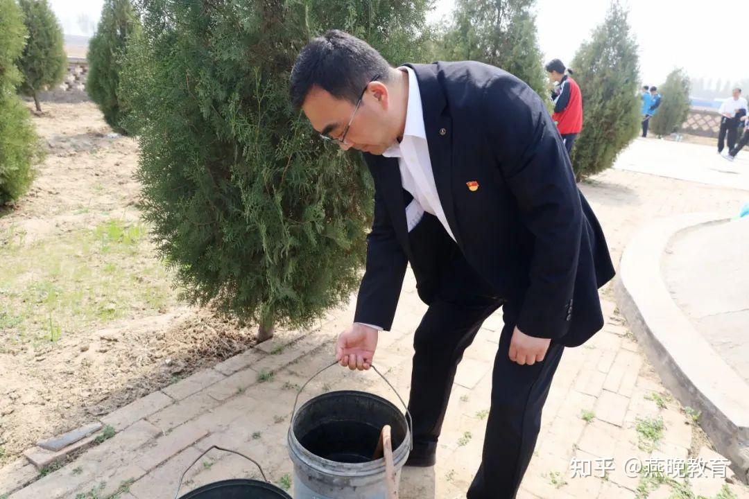 缅怀革命先烈传承红色基因武邑县二中举行清明扫墓活动