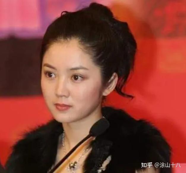 出演发廊妹的是张笛,毕业于解放军艺术学院,拍摄《落叶归根》时出道不