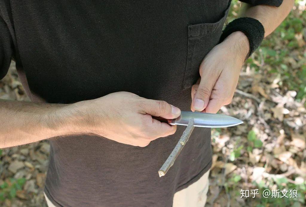 行家演示户外用刀实用技能