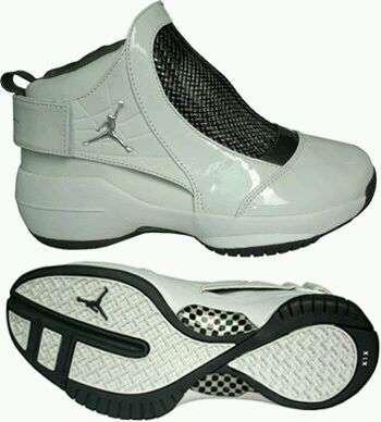 我当时在乔丹店里对着中国乔丹说乔19款式一样这个是仿nike乔丹