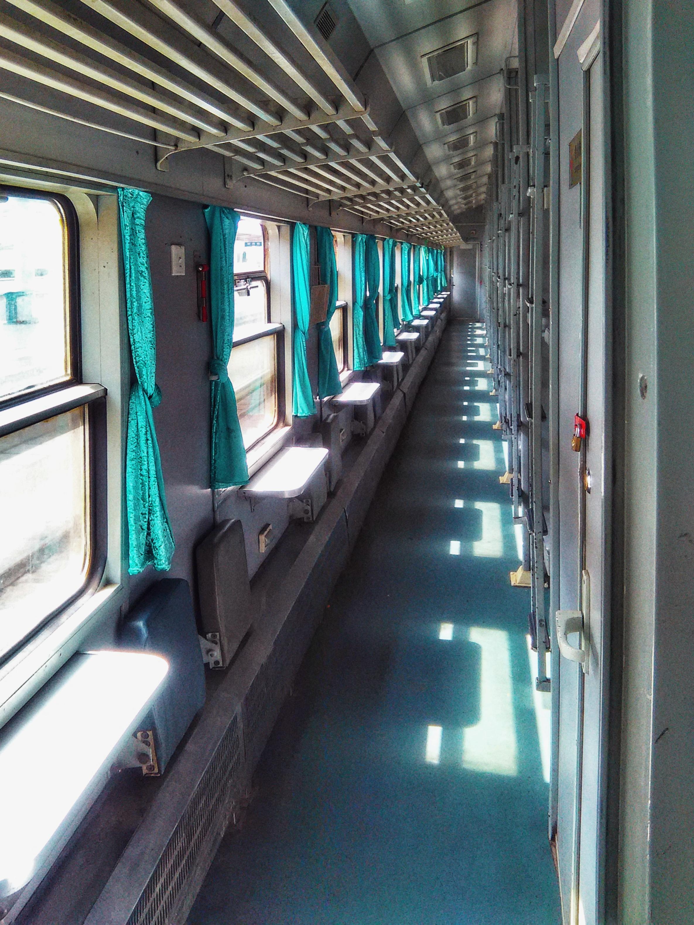 此时的k9321/9322次列车已经是全列非空调25b型客车了,不过车体上的"