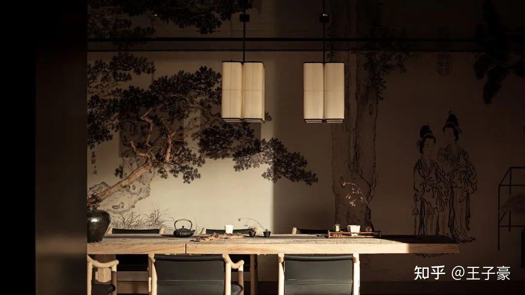 茶室以一面古朴的画作为屏风,悬吊两盏灯饰,约上三两好友,点一盏茶