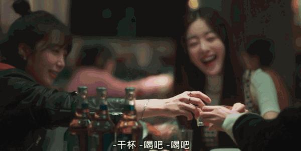 《她的日与夜》顶流爱豆爱上60岁大妈,又癫又疯好上头!