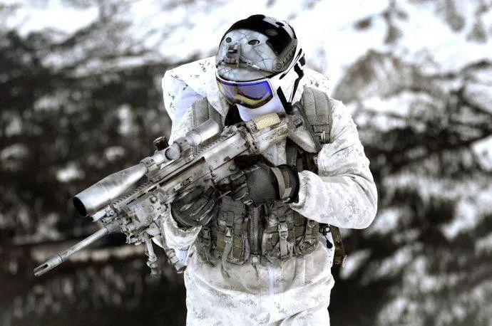 特种部队都用上了优化涂装的雪地迷彩▲白色死神——芬兰著名狙击手