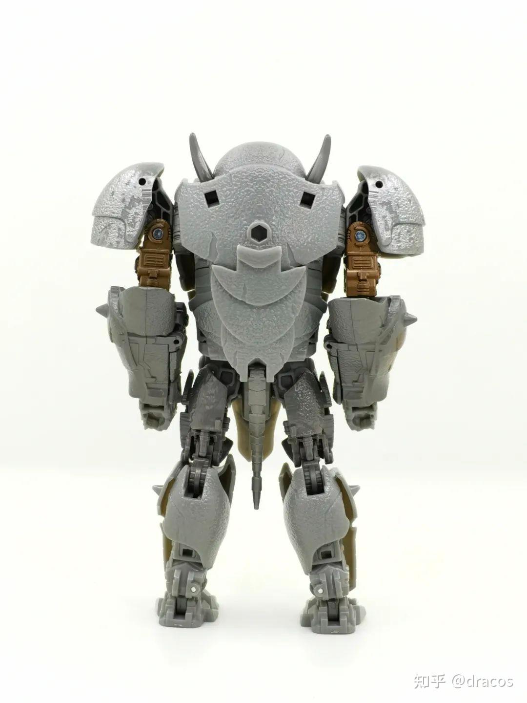 玩具的头雕水平很高,兼顾了犀牛勇士本身与电影版变形金刚的特征,绿色