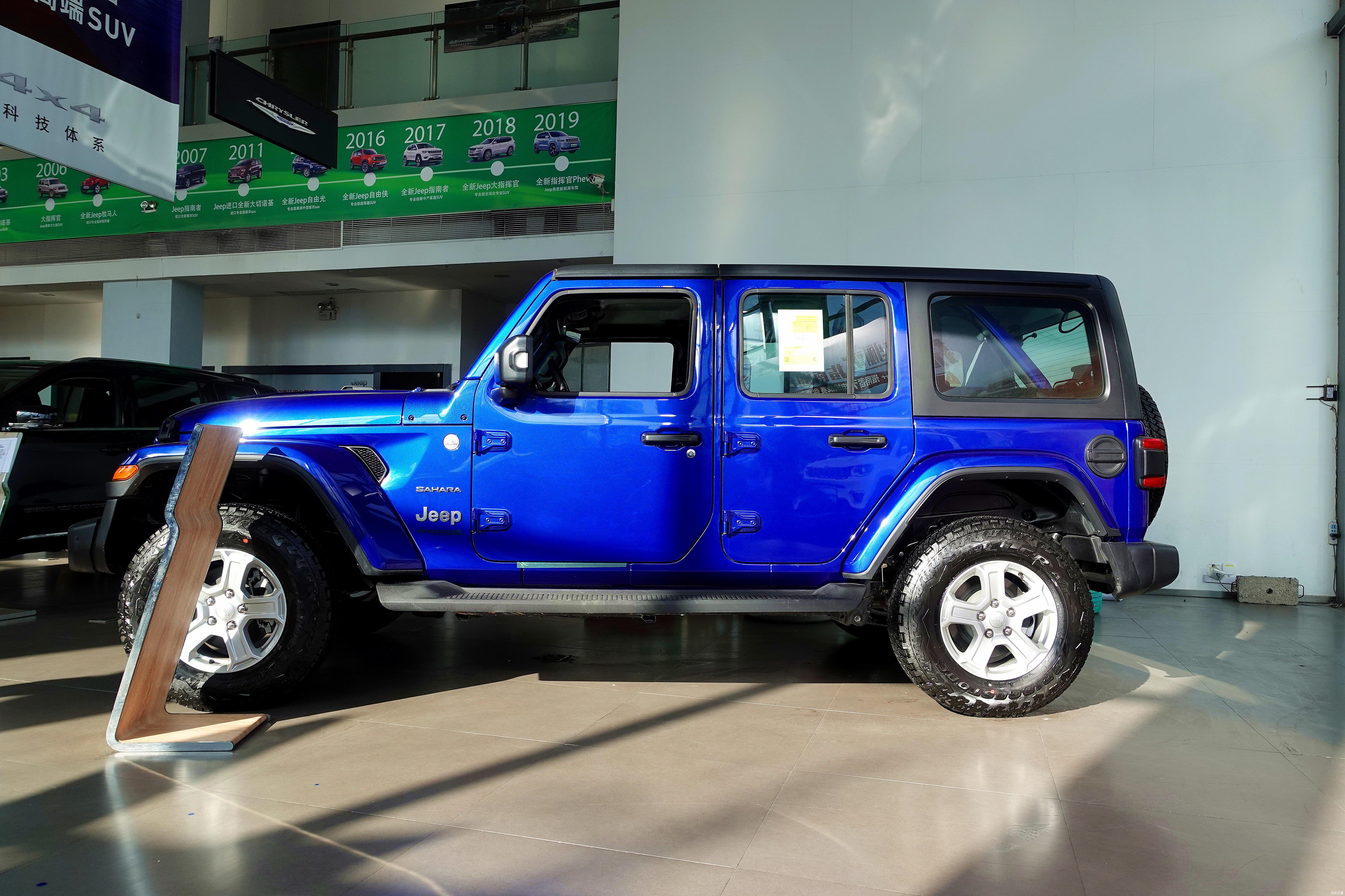 内饰部分,牧马人采用了比较简洁且规整的设计,圆形的出风口以及双档把