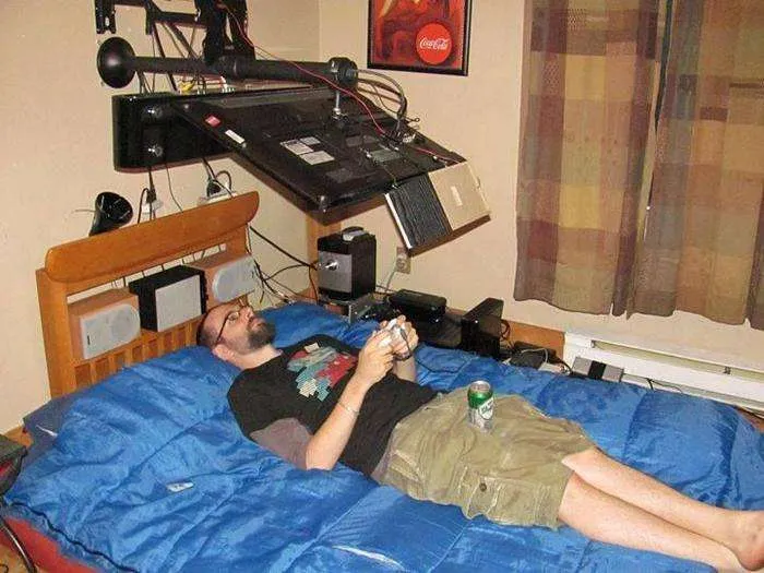 人对躺着玩游戏这件事到底有什么执念