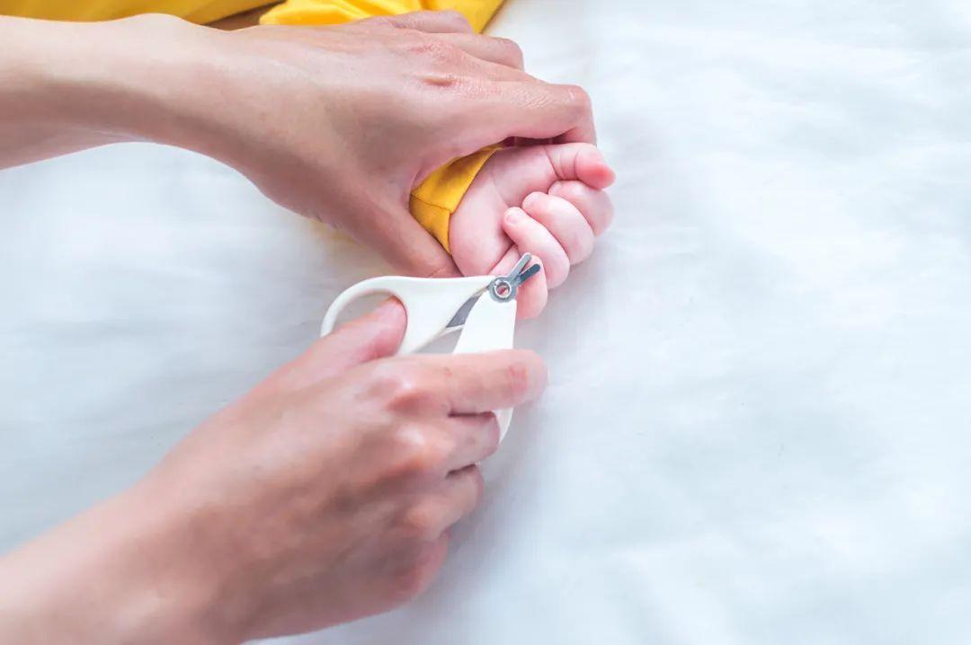 二,给宝宝剪指甲,正确的方法在这里