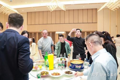 酒桌文化博大精深, 倒酒的4个规矩你都知道吗? - 知乎