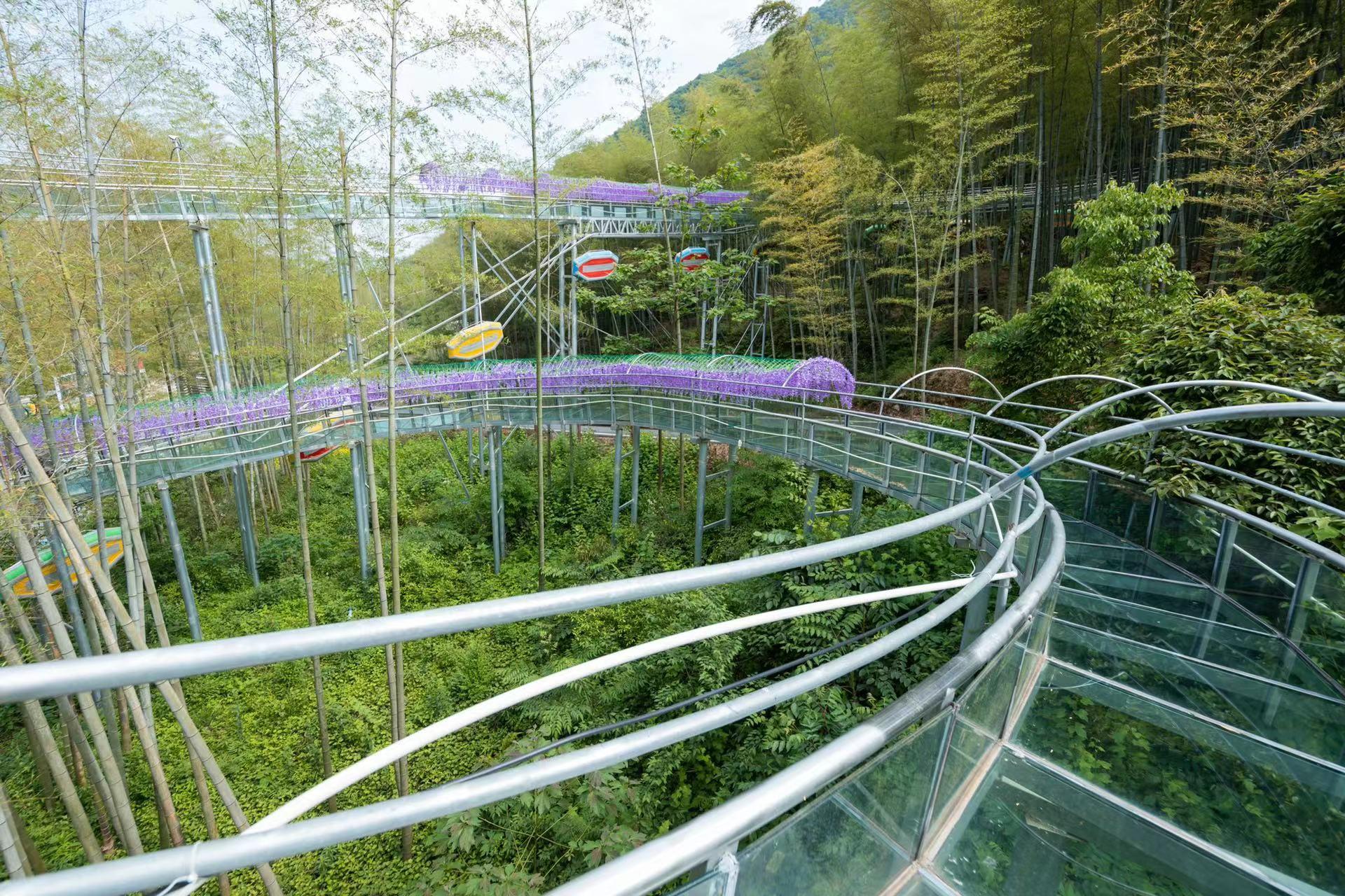竹林深处的高空玻璃栈道漂流让您玩到嗨
