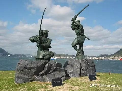 宫本武藏的战斗,最为著名的莫过于他的成名战,与佐佐木小次郎的严流岛