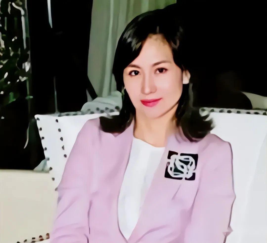 何超琼算不算顶级大美人？看了她年轻时的照片，比李嘉欣美多了 - 知乎