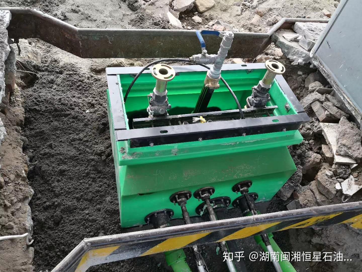 3,加油机主机座应安装在水泥基础上,用地脚螺栓固定好,水泥基础应设孔