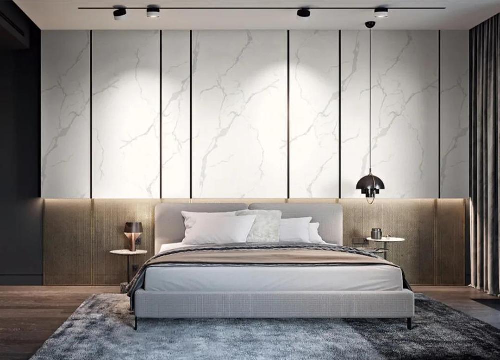 宽敞的床头铺设岩板背景墙,高亮的白色岩板,明亮而不张扬,温柔而又