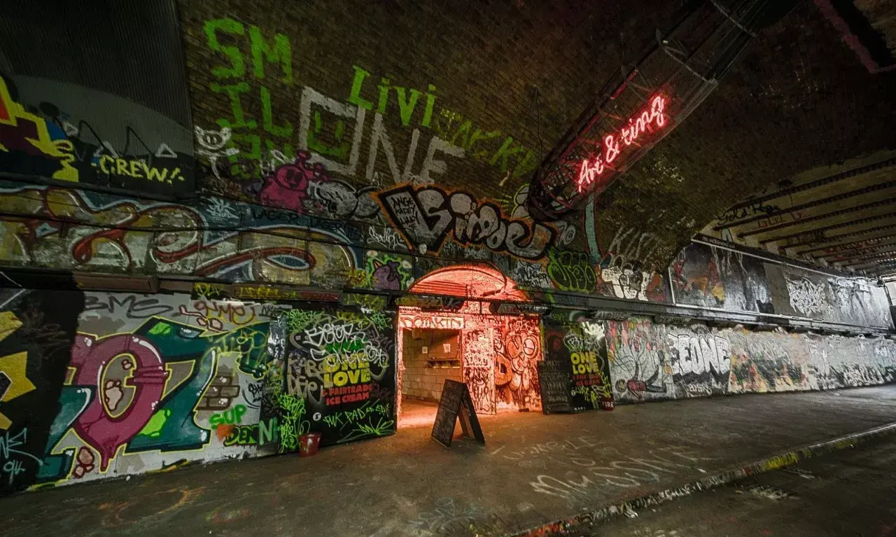 同时也给了亚文化的音乐和舞蹈一个舞台,它是街头文化与主流社会到後