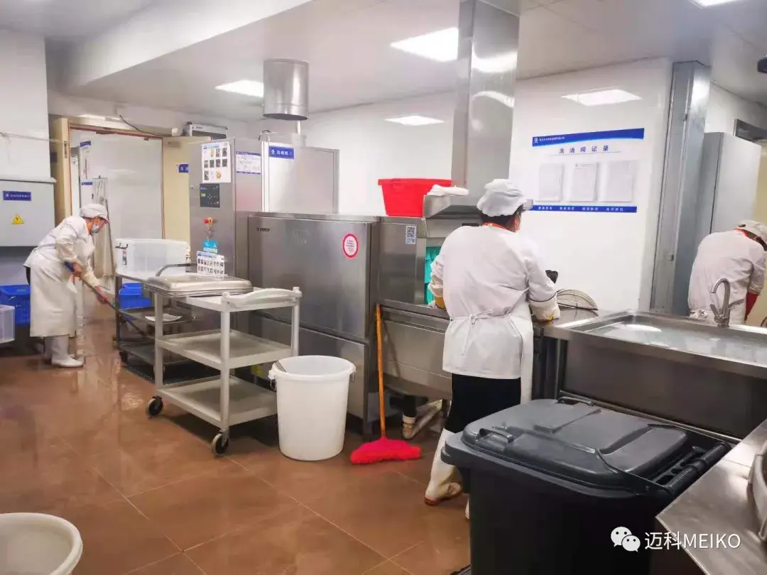 餐具回收到洗碗间后进行及时清洗消毒,保持操作间,厨房和洗碗间的卫生