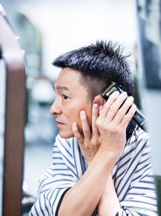 刘德华获"洗剪吹",女神柳岩直播卖货,双宋离婚,贵圈一波波上热搜