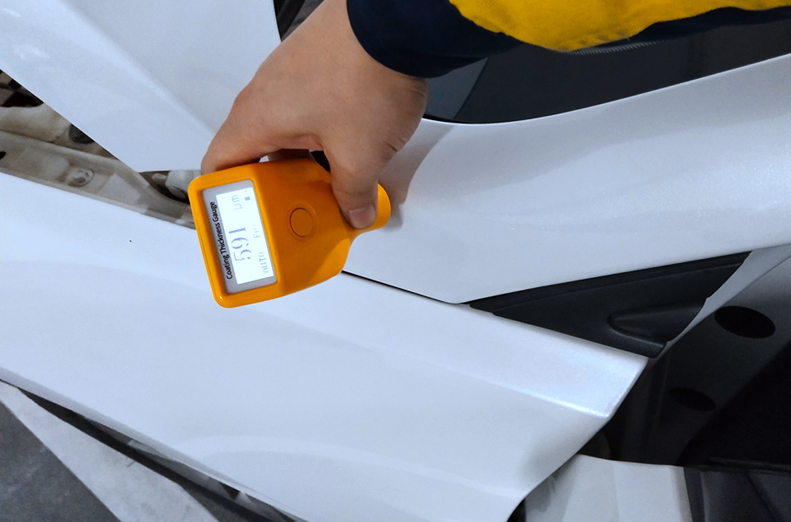 再看漆面,a柱有钣金修复,b柱c柱有喷漆,左右后翼子板有钣金修复;首先