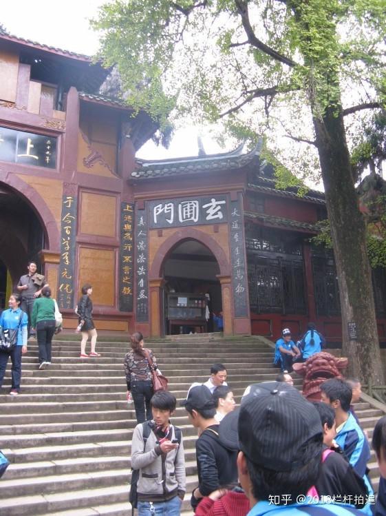 瑶台阙 (左边门)     对联:玄风肇首太古   大道藏心名山下图,上清宫