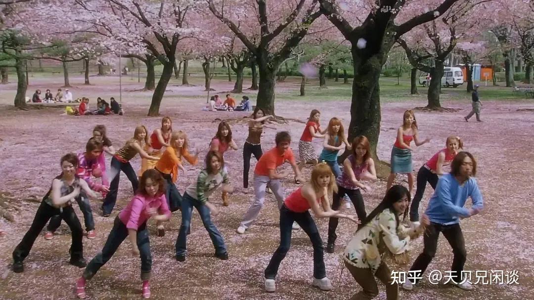 《浪漫樱花》:樱花舞成就广场舞鼻祖,古早舞打神剧的灵感来源