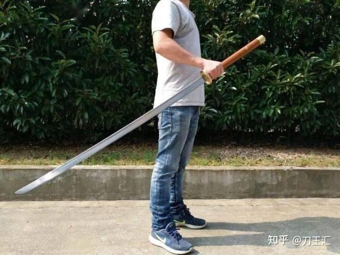 为了战胜倭寇,戚继光开始研究武器,将中国古代的仪刀和日本刀结合在了