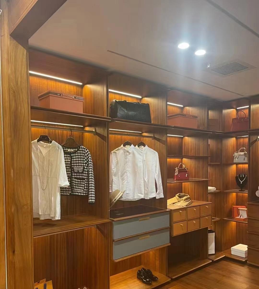 直接将柜体设计为l型,适合拐角处没有窗户的衣帽间设计.