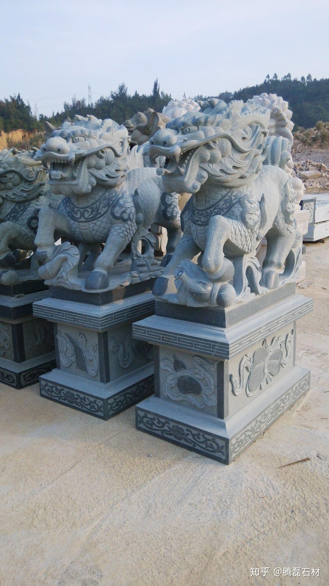 石头麒麟是用青石,汉白玉,花岗岩,大理石等石材玉料雕刻而成.