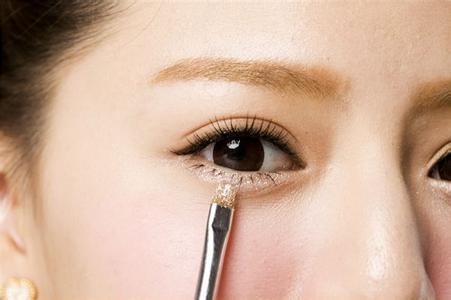 如何使用眼霜改善眼袋 v2-b8b28b9ce15087db1ebd10f8279951b6_1440w.jpg?source=172ae18b