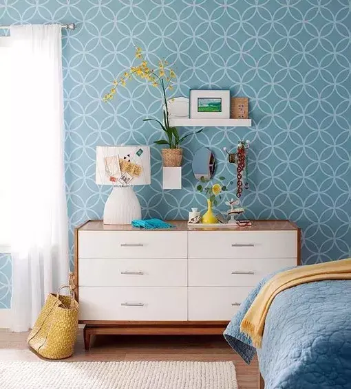 师傅贴墙纸到晚上10点 本以为敬业 谁知真相是这样 全网搜