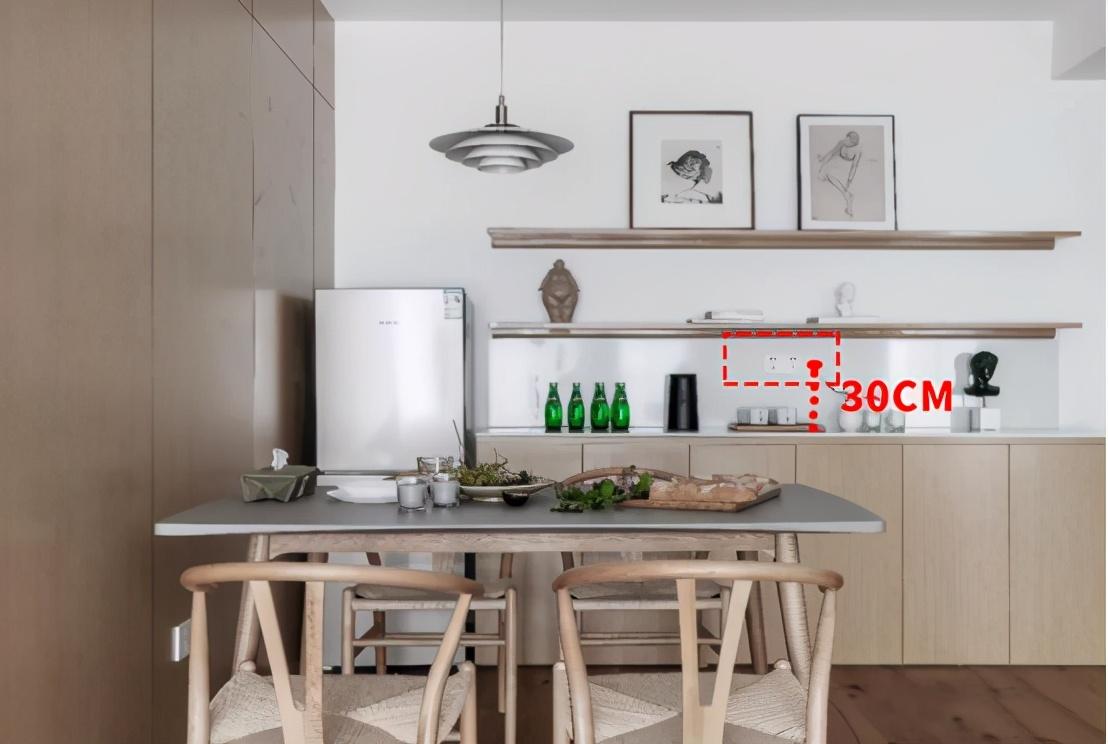 餐边柜的插座距离台面30cm最好用.