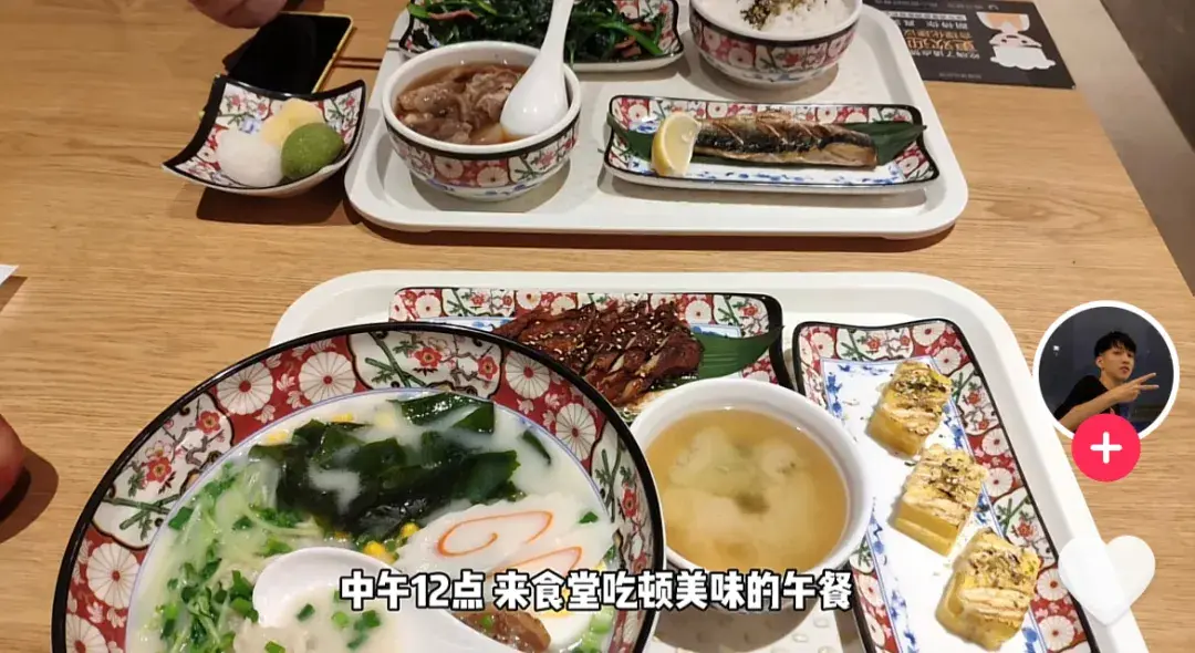 腾讯的食堂餐厅多达整整4层,中式,西式,日式,韩式.各类美食应有尽有.