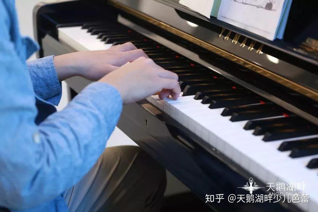 湖畔钢琴曲谱_贝加尔湖畔钢琴简谱(2)