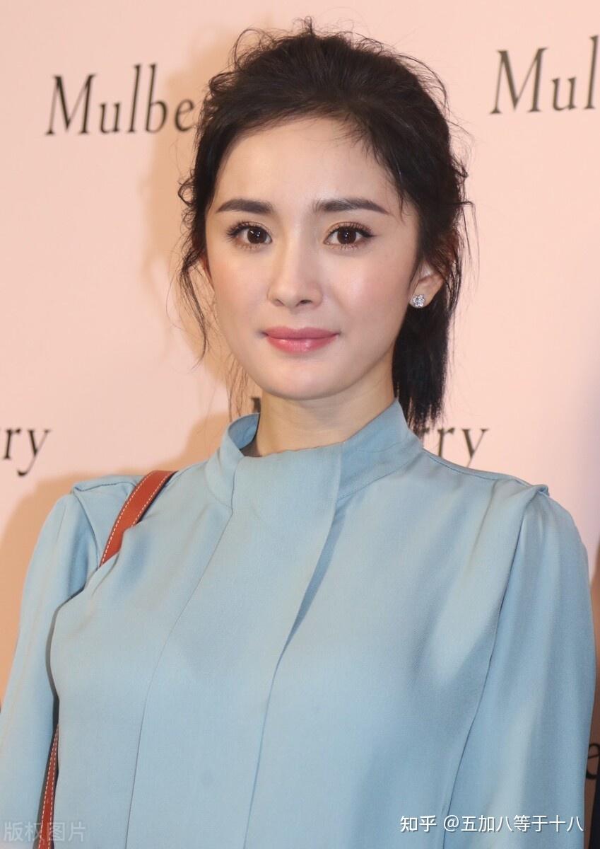 女神杨幂,拥有精致五官和火辣身材,加上演技精湛,出演的影视剧《小