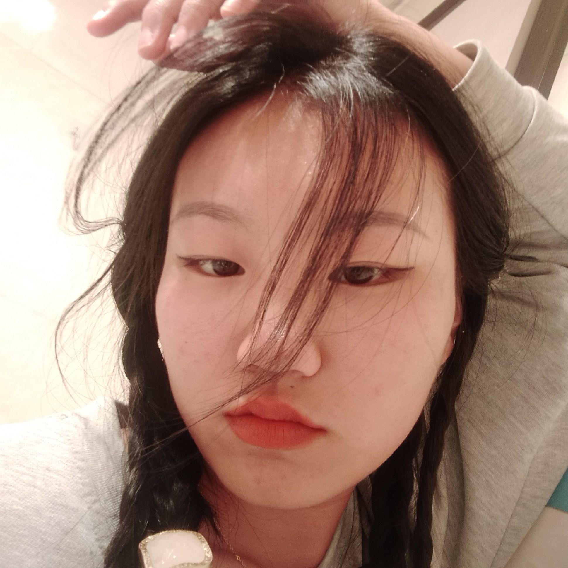 有没有那种单眼皮小眼睛塌鼻梁厚嘴唇但还挺好看的女生?