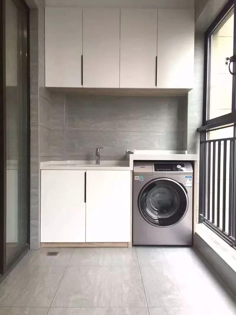 备用洗衣液等物品可以装个吊柜放起来,尤其是休闲生活两用的阳台,保持