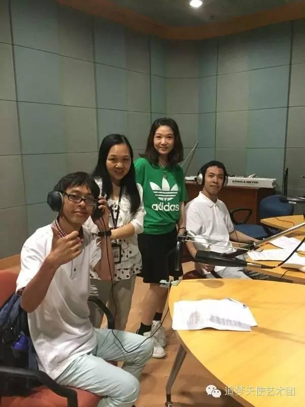 图为两位患心智障碍的特殊青年黄相旗(右1),王思铭(左1)正在羊城交通