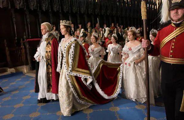 电影中的加冕礼服和婚纱也是基于女王真实服饰设计的