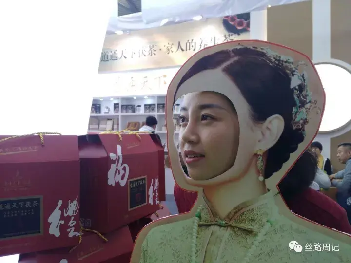 看上去和《那年花开月正圆》电视剧里主演周莹的扮演者孙俪较为相像