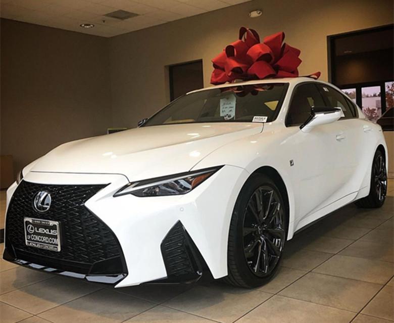 新款雷克萨斯is店内实拍外观战斗感更强配装后驱v6动力