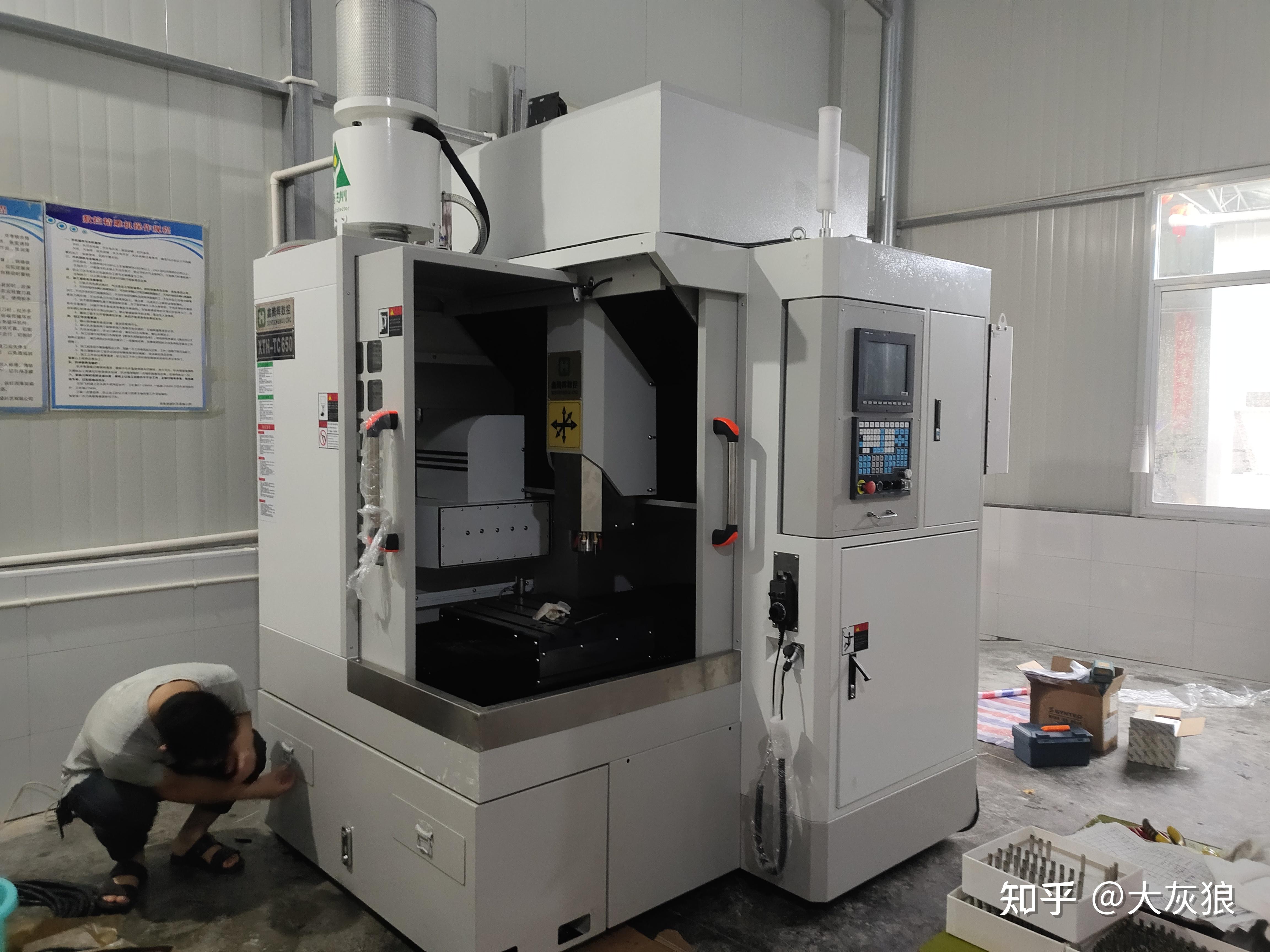 石墨雕铣机是一种功用较多的数控机床,石墨雕铣机主要工作为铣削,钻削