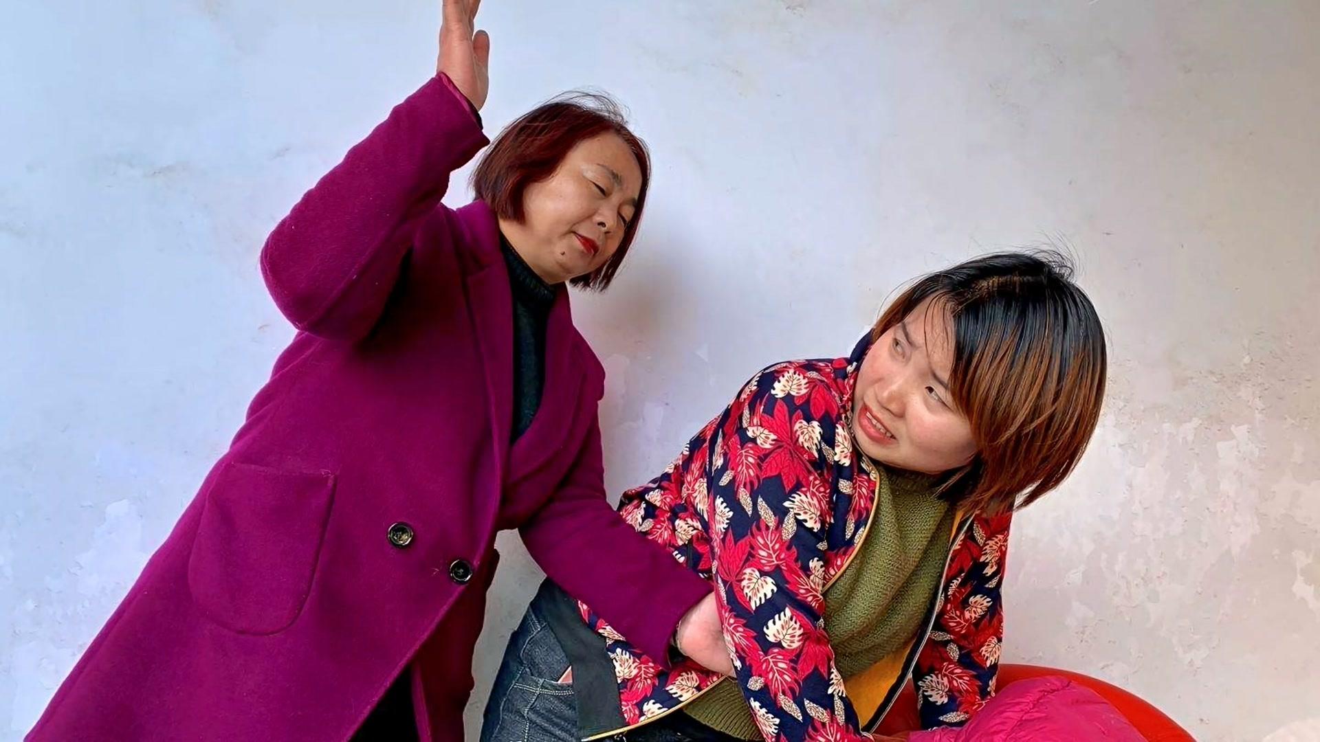 丈夫去世妻子每月给婆婆两千生活费婆婆去世妻子收拾遗物感动