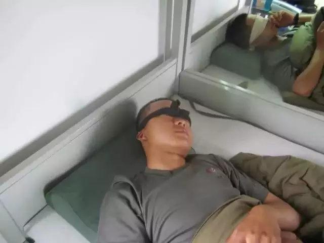 一夜之间,一组偷拍军人的照片,刷爆网络!