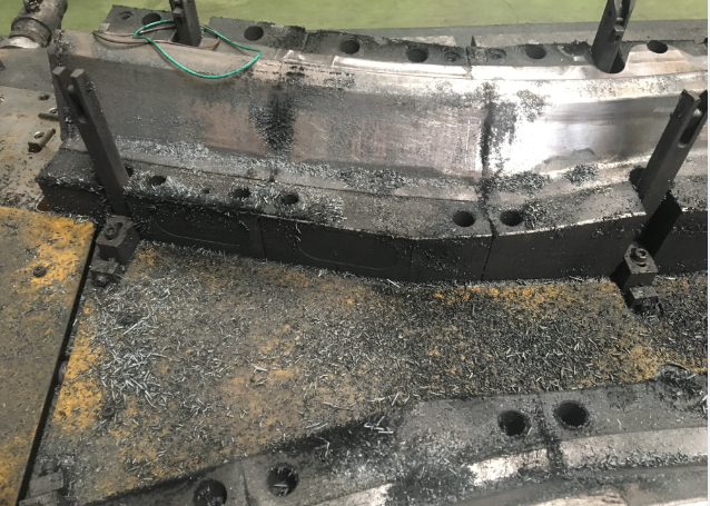 这种高硬又极易掉落的氧化皮提供了板料与模具表面磨粒磨损的磨粒和