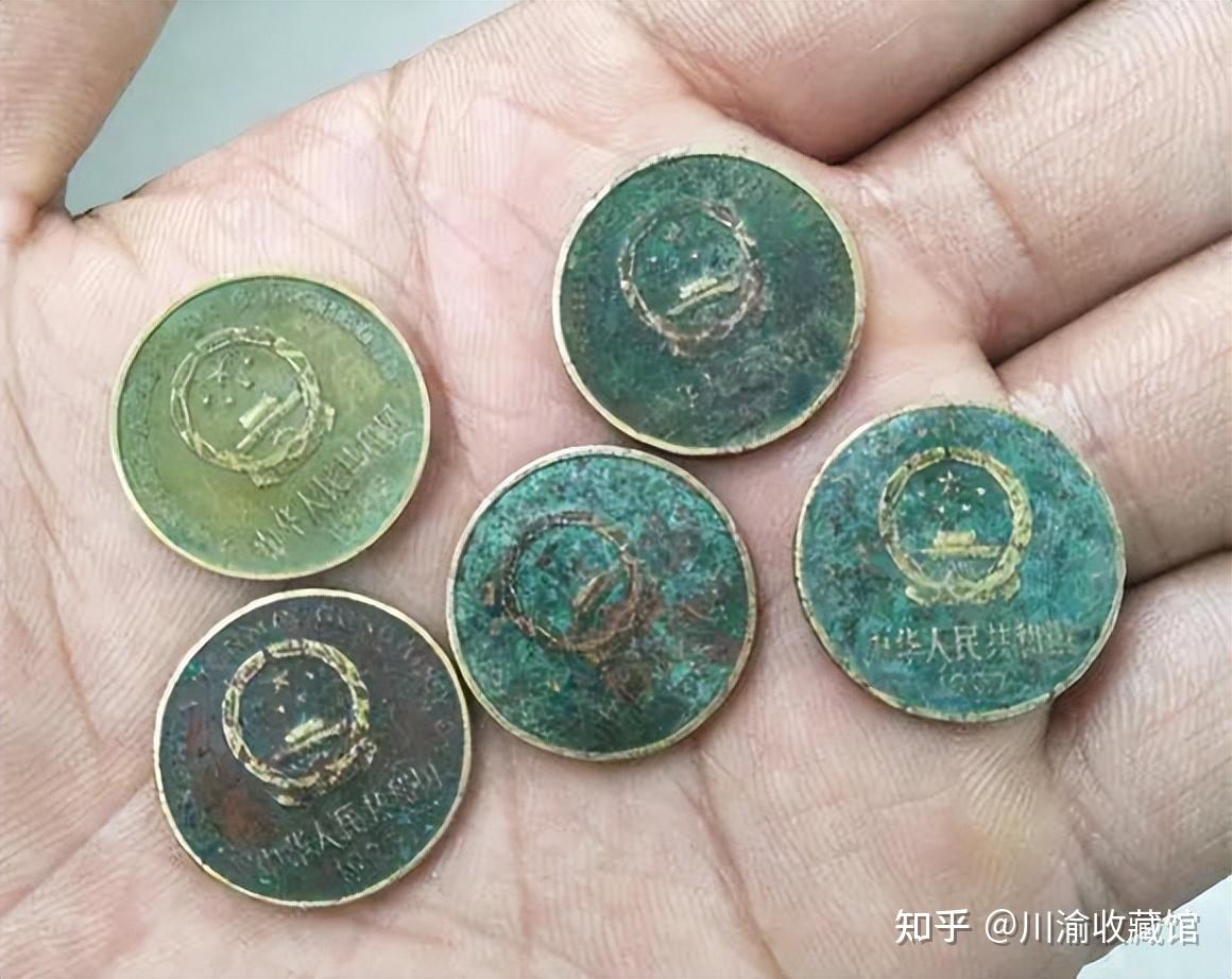 目前,五彩包浆币受到的欢迎程度,甚至比很多精制币都要高!这枚梅花5角