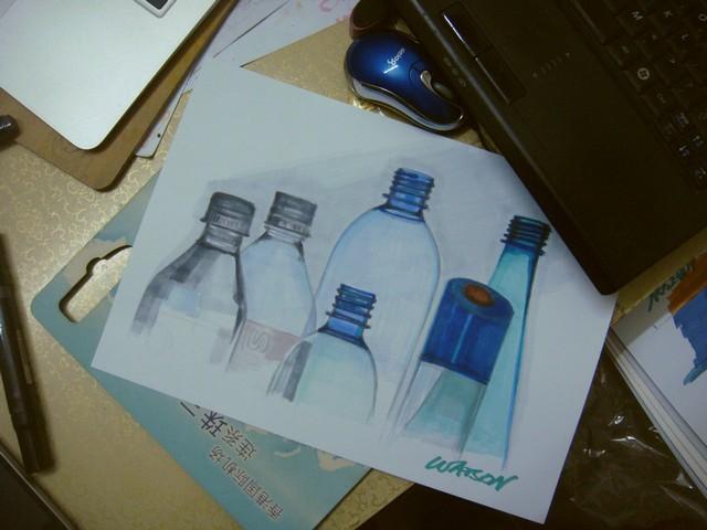如何用马克笔表现出透明塑料瓶