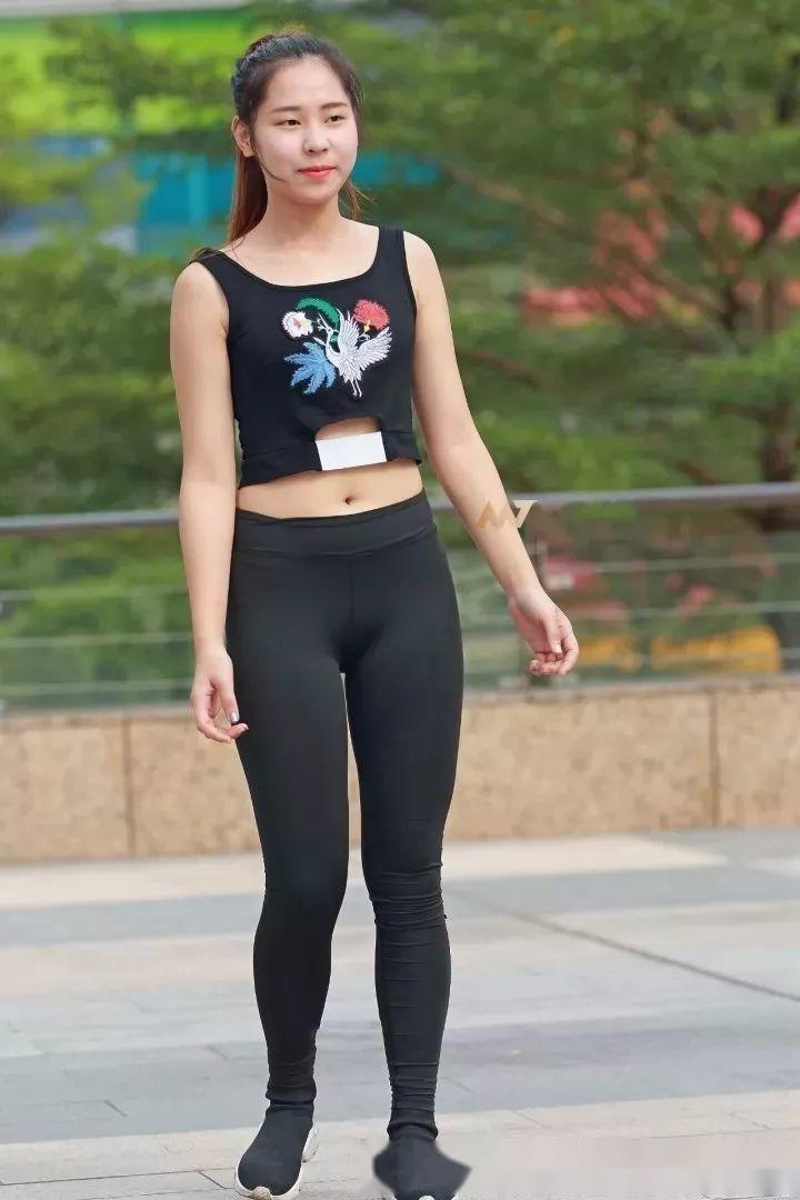 街拍大家都喜欢的流行紧身瑜伽裤妹纸