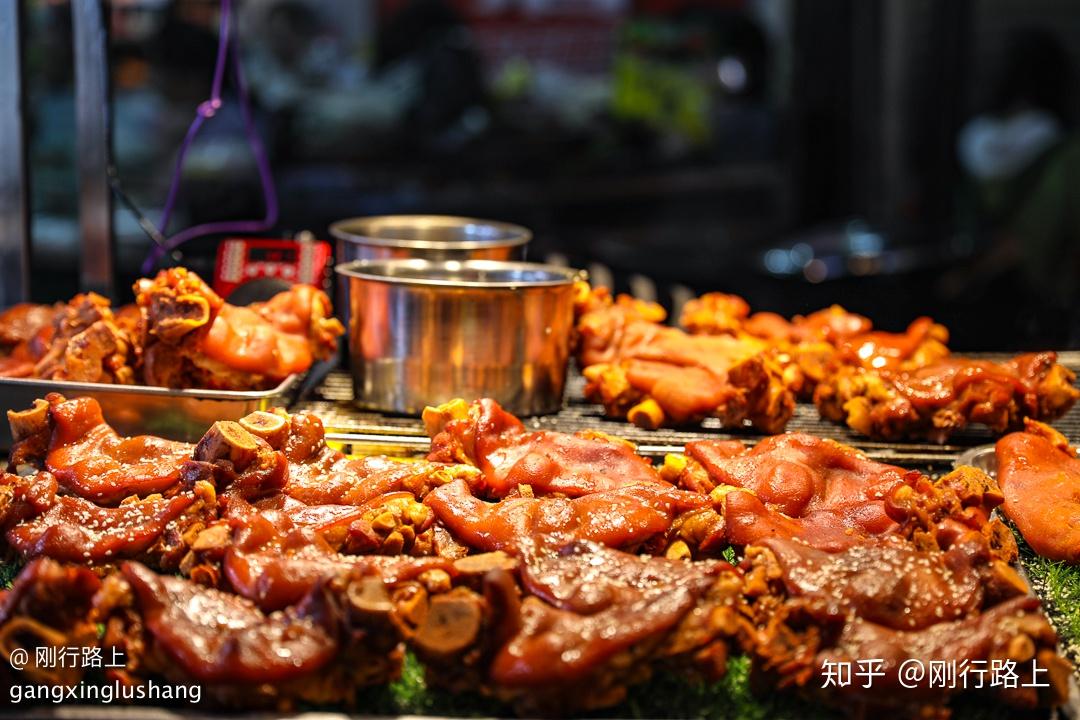 暖冬的南宁夜生活丰富多彩人们流连在美味中