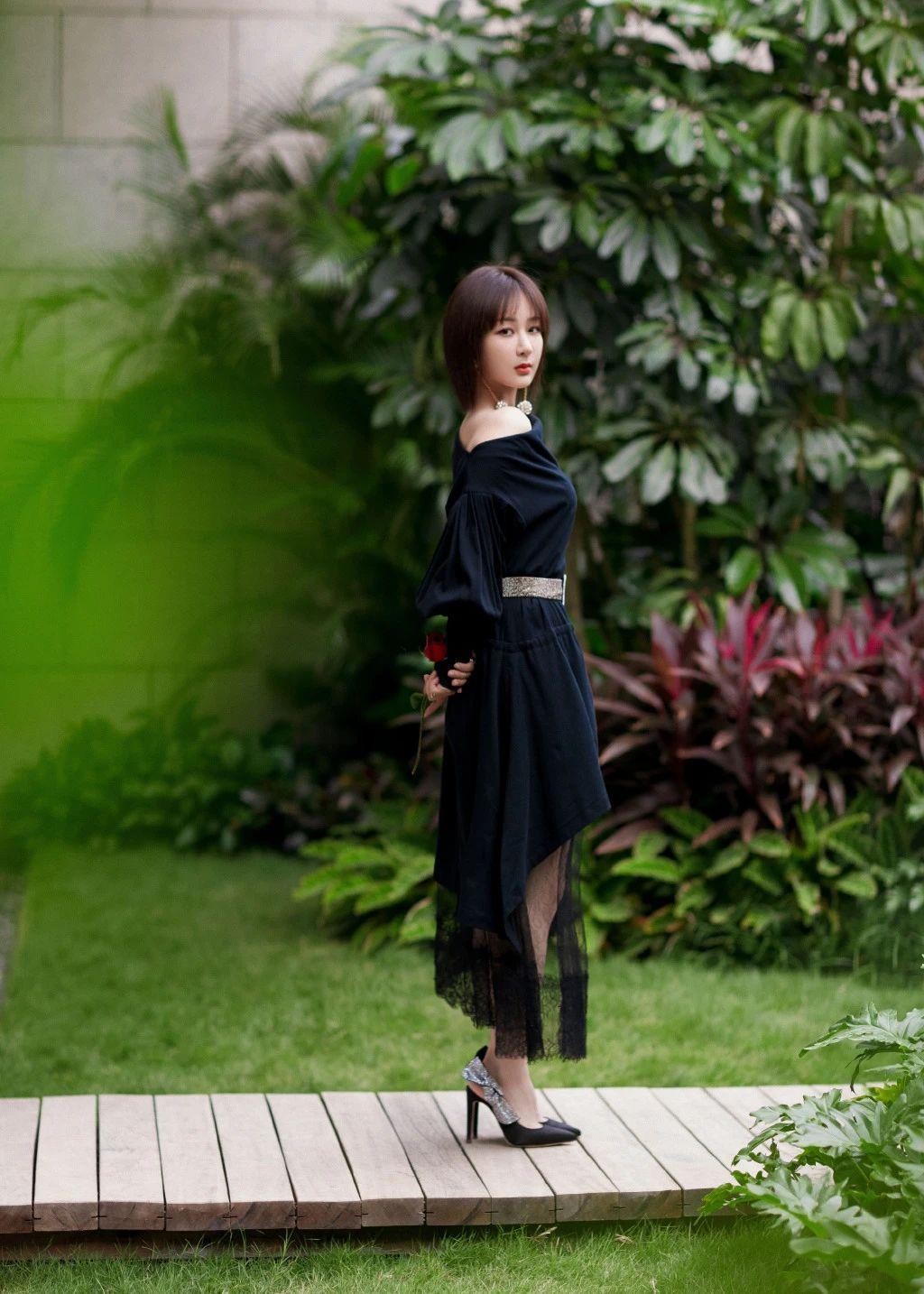 杨紫壁纸黑裙优雅又大方斜肩设计将修长的脖颈尽显