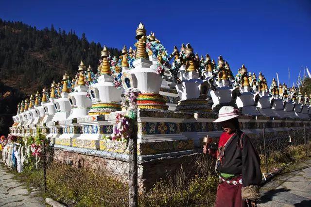 江堆寺:甘孜最古老的寺庙甘孜最古老的寺院之一江堆寺,寺院里藏有无数